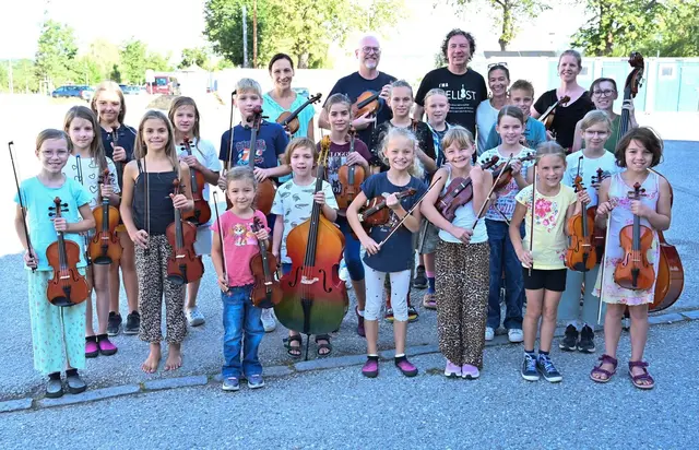 Mit dabei waren Borka Szalay, Saverio Ruol Ruzzini, Gottfried Plank, Stadträtin Barbara Stark und Barbara Danzer sowie zahlreiche Kinder.  | Foto: Langstadlinger / Stadtgemeinde Horn