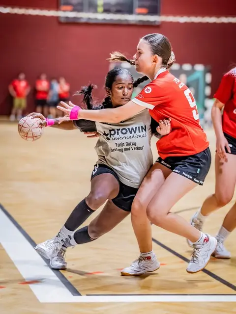 Kampf um jeden Zentimeter und jeden Ball: Im Endspiel bei den Mädchen U 14 mussten sich die jungen Handballerinnen von WAT Atzgersdorf (in Rot) dem Team von Hanzena Kynzvart aus Tschechien geschlagen geben.  | Foto: WAT Fünfhaus/Roman Stoiber 