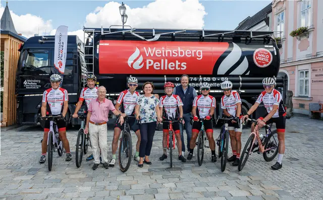 Das Crataegutt Seniors Racing Team beim Zwischenstopp in Gmünd. Auch am Foto: Bürgermeisterin Helga Rosenmayer und Weinsberg Pellets-Geschäftsführer Otto Hofer-Brennand. | Foto: Agentur-und-Punkt