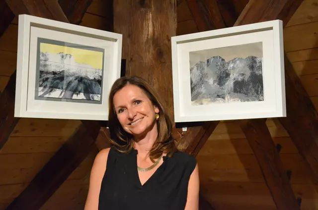 Die Telfer Künstlerin Sabine Daum bespielt derzeit ARTistisch perfekt die atmosphärische Location des Dachbodens des Gemeindeamtes Oberhofen. | Foto: Schletterer