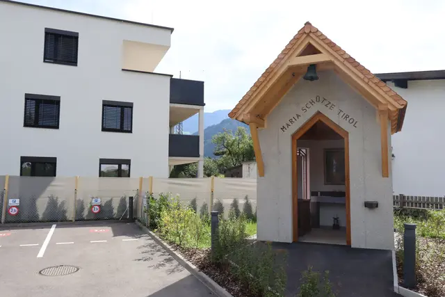 Die neu errichtete Kapelle in der Bahnhofsstraße: Beleuchtung, Sitzgelegenheiten und Bilder wurden im Inneren der Kapelle optimiert und aufgewertet. | Foto: Kendlbacher