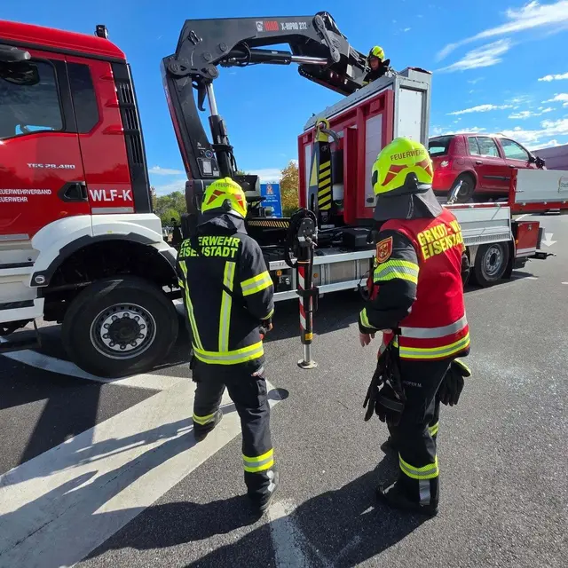 Vor Ort stellte sich heraus, dass entgegen der ersten Meldungen keine Personen eingeklemmt waren. | Foto: Feuerwehr Eisenstadt