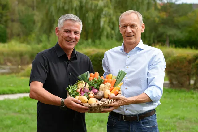 Biopionier und Demeterbauer Christian Stadler (re.) übergibt Morgentau Gärten an Garten-Profi Christian Kiennast aus Kremsmünster. | Foto: Morgentau