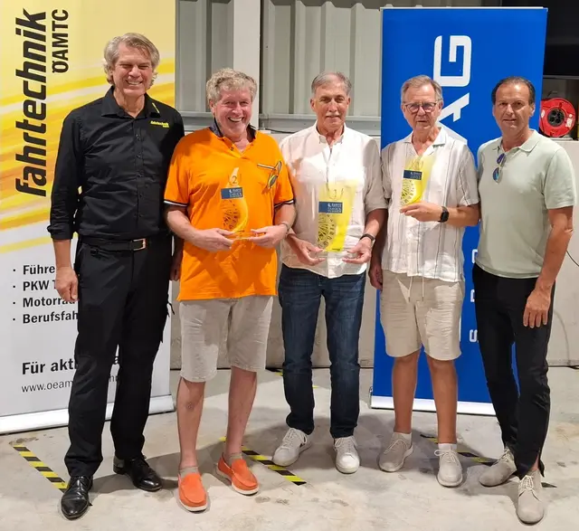 V.l.: Karl-Martin Studener (Öamtc Fahrtechnik), Rudolf Manzenreiter, Johannes Wohlmuth, Franz Waizinger, Gerald Brandstätter (Obmann Linz AG Sport). | Foto: Öamtc