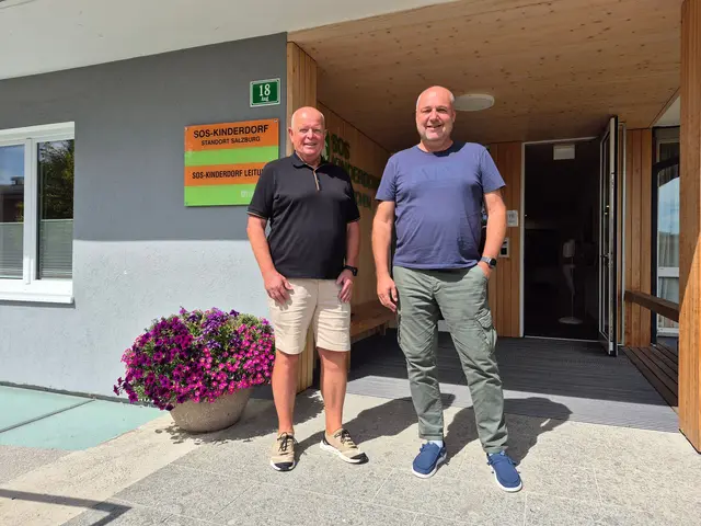 Bürgermeister Konrad Pieringer und SOS-Kinderdorf-Standortsleiter Wolfgang Arming eilten den Betroffenen zu Hilfe. | Foto: SOS-Kinderdorf