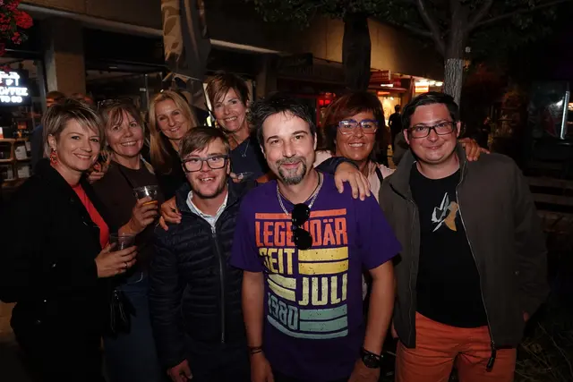 Die Gruppe genoss den Abend überwiegend am Hauptplatz bei der Band Freeze up. | Foto: MeinBezirk/Michael Blinzer