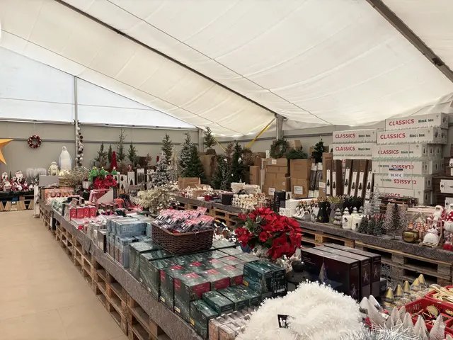 Im angebauten Zelt gibt es zahlreiche Weihnachtsartikel. | Foto: MeinBezirk/Harald Almer