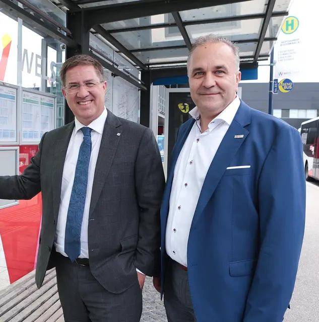 Bürgermeister Andreas Rabl und der Betriebsleiter der Welser Linien, Martin Hüttner zeigen sich erfreut: Die Messestadt bekommt ab dem 13. September den Sonntagsbus. | Foto: Maringer