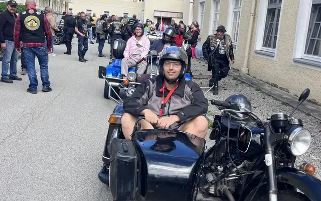Patrick Mayr, Bewohner vom Moserhof, genoss die Beiwagenausfahrt. | Foto: Caritas