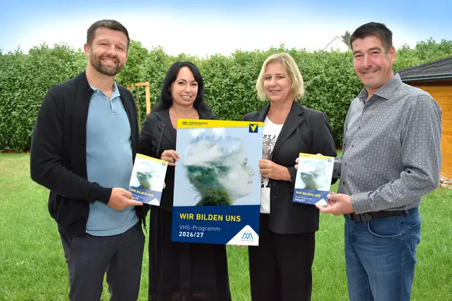 HAK-Direktor Rene Bremböck, VHS-Referatsleiterin Marion Teichmann, Kulturgemeinderätin Claudia Weinbrenner, Kulturstadtrat Stefan Jandl | Foto: Stadt Amstetten