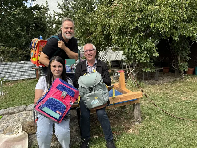 Schulsachenbörse in der Stadt Salzburg: Fleißig gesammelt wurde auch im Bewohnerservice Lehen in der Strubergasse. Im Bild: Andreas Zwettler (hinten) mit Sabrina Wechselberger und Christian Reisinger | Foto: Lisa Gold