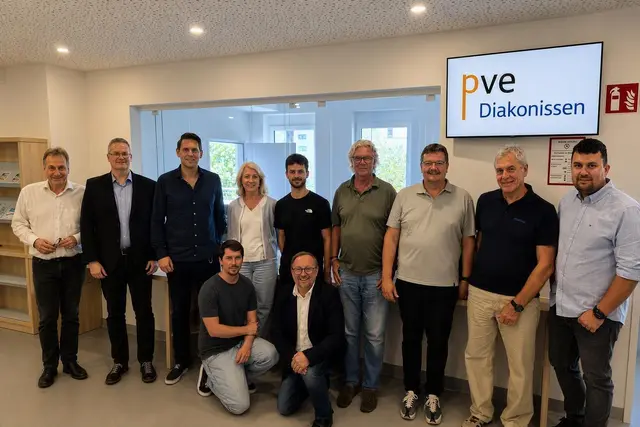 Die neue Primärversorgungseinheit der Diakonissen in Wörgl öffnet am 14. September ihre Türen. Im Bild vorne v.l.n.r.: Bernhard Prieth (Architekt), Ing. Hannes Stickler, MBA(Geschäftsführung PVE Diakonissen GmbH) hinten v.l.n.r.: DI Leo Schneider (Technischer Leiter Diakoniewerk) Dr. Rene Juen (Land Tirol), Ing. Christoph Maierhofer (Land Tirol), Dr. Gisela Mayr-Strimitzer (Land Tirol), Dr. Johannes Lair (Land Tirol), Dr. Karl Wohak (Ärztlicher Leiter PVE), Bernhard Simader (Architekt), Ing. Jörg Pircher (TSB), Daniel Eder, BSc MScN (Leitung PVE Diakonissen Tirol). | Foto: Diakoniewerk