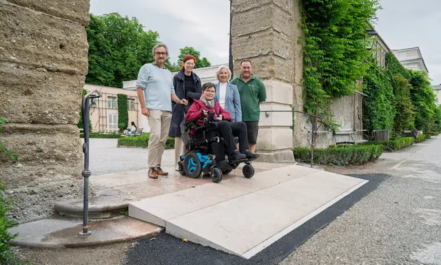 Die neue Rampe verbindet Orangeriegarten mit Mirabellgarten. Im Bild: v.l.: Peter Ebner (Behindertenbeauftragter im Team Vielfalt), Eva Hody (Landeskonservatorin für Salzburg, Bundesdenkmalamt), Inge Hofinger (Inklusionsbotschafterin), Sozialstadträtin Andrea Brandner und Peter Ebner von den Stadtgärten | Foto: Stadt Salzburg/Alexander Killer