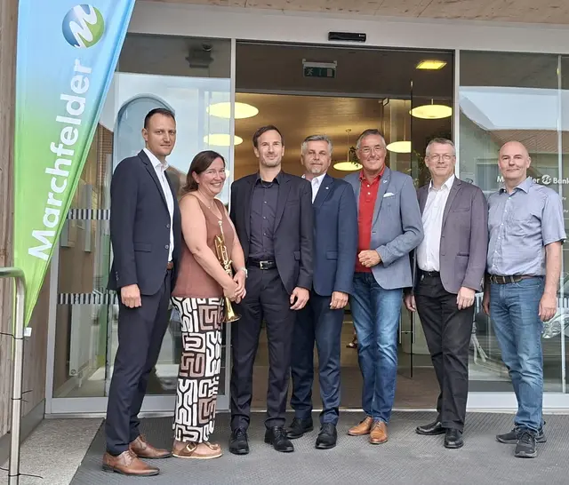 Regionalleiter Christoph Neusiedler, Volksschullehrerin Petra Berger, Marktfolgevorstand Felix Diem, Markvorstand Adolf Potzmann, Bürgermeister Ludwig Deltl, Musikschuldirektor Norbert Suchy und Musikschuldirektor-Stellvertreter Bernhard Winter (v.l.n.r.) genossen den spätsommerlichen Abend. 

  | Foto: Martina Altmann