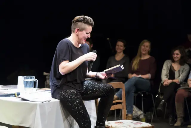 Einmal im Monat wird gemeinsam mit Diana Köhle im Rabenhof Theater in peinlichen Erinnerungen geschwelgt. Für die nächsten Runden werden noch Teilnehmerinnen und Teilnehmer gesucht. (Archiv)
 | Foto: Anna Konrath
