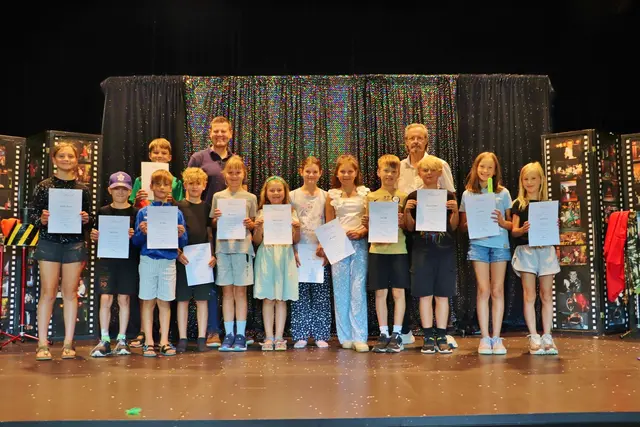 Die Zauberlehrlinge mit ihrem Meister Frederic und Bgm. Patrick Dorner bei der Urkundenverleihung. | Foto: Edith Ertl