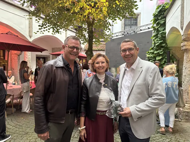 Hauseigentümer Robert Hartlauer, Petra Schwinghammer, Bürgermeister Markus Vogl (von links).  | Foto: Patricia Gruber
