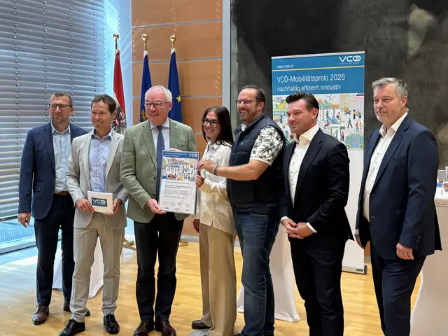 Mobilitätspreis für den Stadtbus Amstetten: Vizebürgermeister Markus Brandstetter und Nina Godderidge von den Stadtwerken Amstetten nehmen ihn entgegen. | Foto: Sandra Schütz