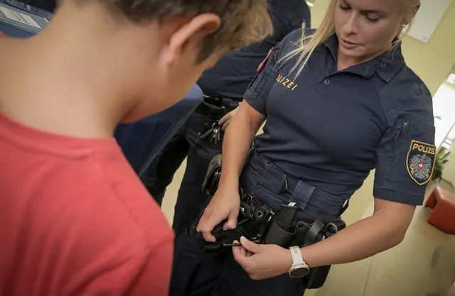 Wer vielleicht selbst eines Tages Polizist werden will, konnte sich bei den Beamt:innen ausführlich über deren Ausbildung, Aufgaben und natürlich Ausrüstung informieren. | Foto: Sparkasse OÖ / Eva Stiftinger