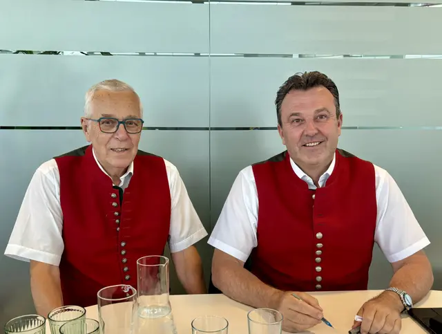Zuhören, verstehen, helfen: Die Oberlandler Wolfgang Seggl und Michael Kohlroser nahmen bei der letzten Telefonsprechstunde Anrufe von Steirerinnen und Steirern in akuten Notlagen entgegen. Nun gibt es den nächsten Termin. | Foto: MeinBezirk/Antonia Unterholzer
