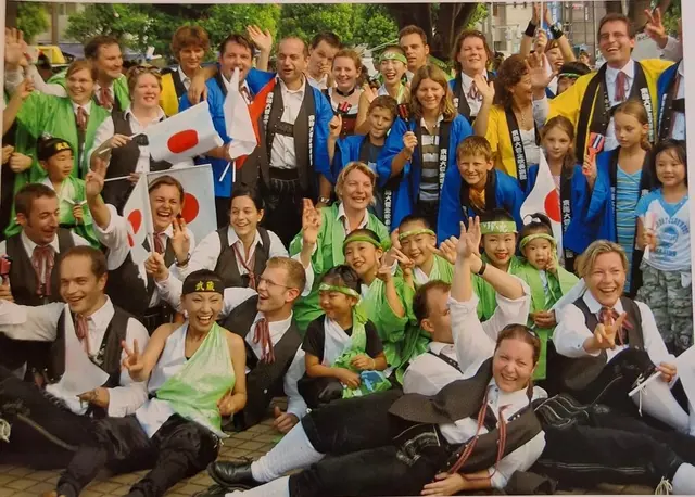 Der Musikverein Oberlaa mit seinen Fans. Zum 50-jährigen Jubiläum des Musikvereins Oberlaa gibt's ein dreitägiges Zeltfest für Jung und Alt. | Foto: Musikverein Oberlaa