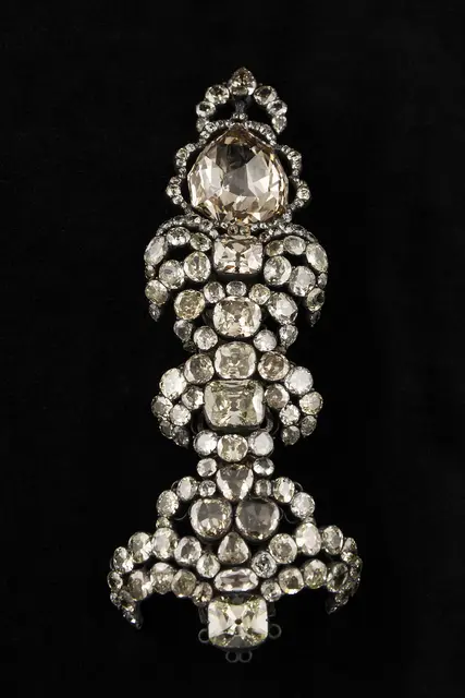 Unbekannter europäischer Goldschmied, „Hutnadel“, 18. Jahrhundert. Silber und Diamant, 17 × 6,5 × 2,5 cm. Saint Joseph Trust. | Foto: MNBAQ, Louis Hébert