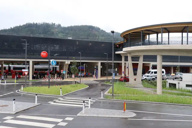 Der neue Bahnhof Fritzens-Wattens verbindet Bahn, Fahrrad, Fußwege und Auto zu einer modernen Mobilitätsdrehscheibe. | Foto: Kendlbacher