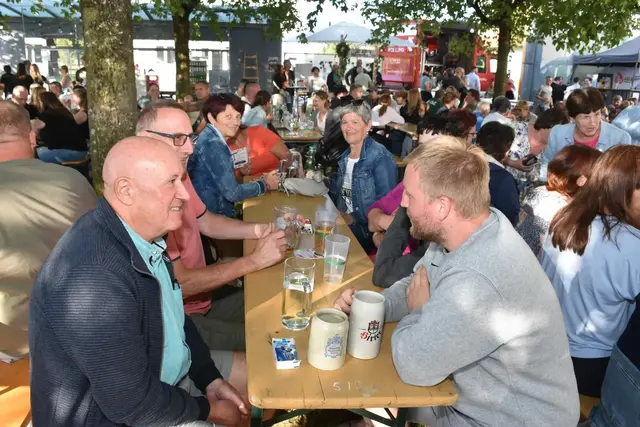 Geselliges Beisammensein: Die Besucher genießen das Pollinger Dorffest. | Foto: Kulturausschuss Polling
