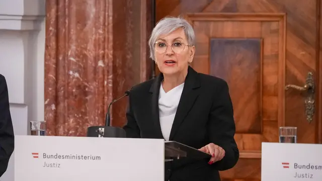 Nach dem Protest in der Justizanstalt Josefstadt reagiert Justizministerin Anna Sporrer (SPÖ) auf die Kritik an den Arbeitsbedingungen. | Foto: Andreas Pölzl/MeinBezirk