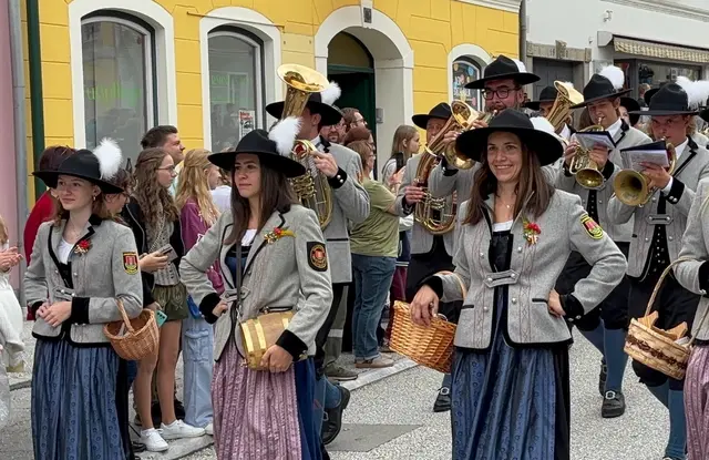 Gelebte Tradition: Der große Eröffnungsfestzug "mit G'schirr und G'scherr" ist jedes Jahr ein Höhepunkt am Wiesenmarkt-Samstag. Musikalisch angeführt wird der Festzug immer von der Jauntaler Trachtenkapelle Loibach. | Foto: MeinBezirk.at/Petra Lammer