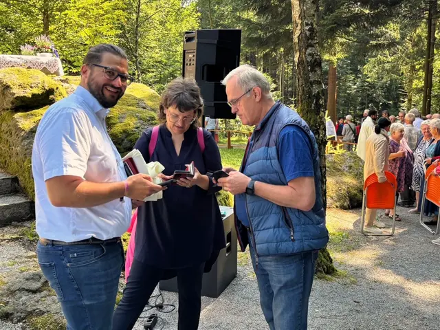 „Ein gefragter Gottesmann“: Pater Johannes Haas nach der Pilgermesse im Gespräch mit Pilgern im Fronwald bei Schardenberg. | Foto: Franz Gruber