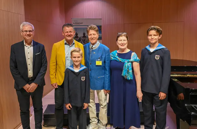 Beim Empfang der Weltbund-Tagung im Konzerthaus begrüßte Bürgermeister Christian Scheider Weltbund-Präsident Werner Götz, den Präsidenten der Wiener Sängerknaben, Erich Anwarth, Gemeinderätin Gabriela Holzer und die Sänger des wohl berühmtesten Knabenchores der Welt. | Foto: StadtKommunikation / Hronek