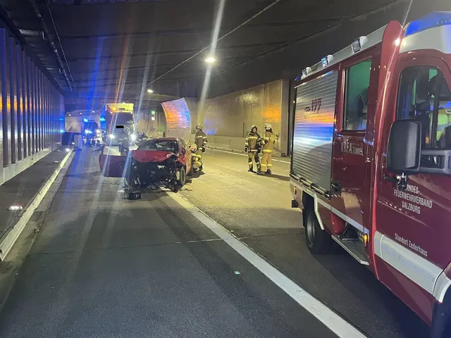 Die Freiwilligen Feuerwehren (FF) Zederhaus und Flachau sowie weitere Einsatzkräfte waren am 2. September 2026 zu einem Verkehrsunfall in den Tauerntunnel alarmiert worden. | Foto: FF-Zederhaus