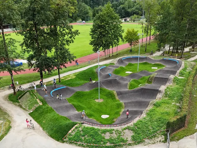 Eine moderne Pumptrack Bahn und eine vielseitige Skills Area erweitern das Austrian Sports Resort BSFZ Obertraun. | Foto: Andreas Holzinger