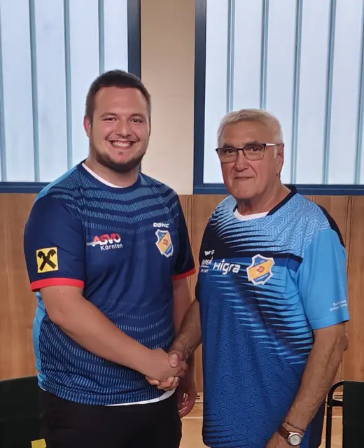 Vereinsobmann Josef Matschitsch (re.) freut sich über die Verpflichtung von Neuzugang Martin Gutschi, der die Oberliga-Mannschaft des ASVÖ RB Lavamünd verstärken soll. | Foto: Privat