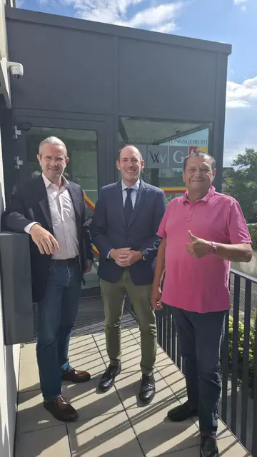 Landessprecher der NEOS Christoph Lach, Anwalt Karl-Arthur Arlamovsky und Eduard Posch (v.l.) vor dem Landesverwaltungsgericht. | Foto: NEOS