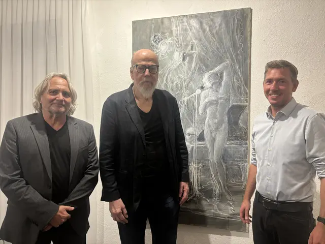 Kurator Günther Moschig, Künstler Franz Mölk und Kulturreferent Sebastian Feiersinger bei der Vernissage am Donnerstag, 3. September.  | Foto: Martina Obertimpfler 