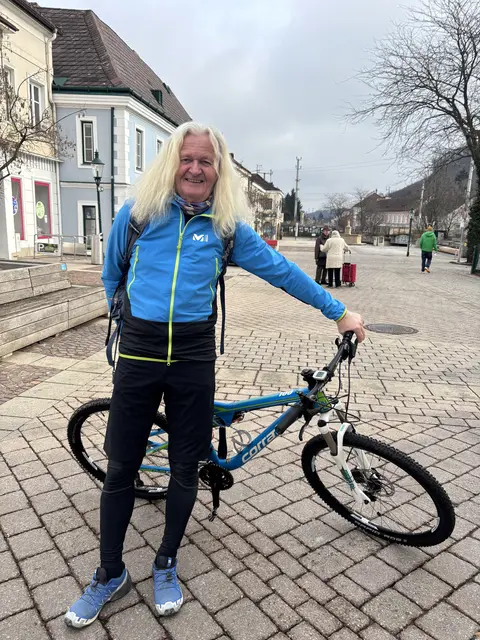 Helmut Tschellnig hat kein Auto. Er bringt alle Kilometer mit dem Rad hinter sich. | Foto: Lauren Fahrenberger / MeinBezirk
