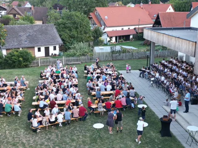 ...hier begrüßte Dir. Franz Masser (ganz rechts im Bild neben den Jung-Musikern), die Besucher, welche im Laufe der Veranstaltung immer mehr wurden. | Foto: Günther Koch