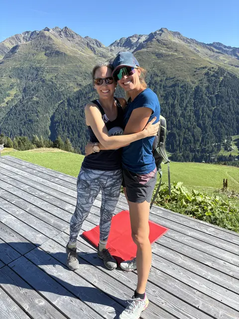 Zwei Yogalehrerinnen: Alexandra Sagorz-Zimmerl und Johanna Tschol.  | Foto: Elisabeth Zangerl