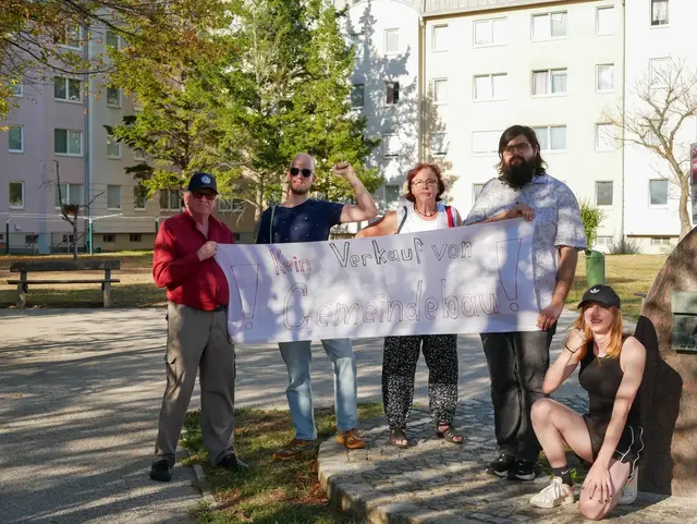  Die KPÖ Wiener Neustadt fordert, die noch nicht abgeschlossenen Verkäufe zu stoppen und endlich vollständige Transparenz über die Deals herzustellen. | Foto: KPÖ