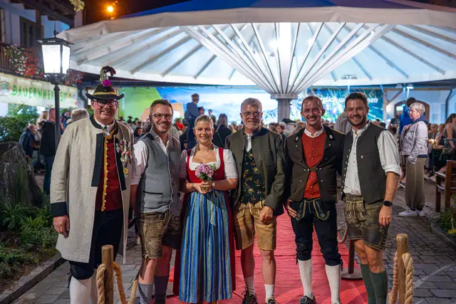 Schützenhauptmann Simon Steiger, TVB-GF Josef Holzmann, SLT Bauernherbst Projektleiterin Eveline Bimminger, TVB-Vorstand und Hoteldirektor Marcus Klein, Maximilian Leitinger und Dominik Meißnitzer (v.li.) freuten sich über die gelungene Eröffnung des Bauernherbstes in Werfenweng.  | Foto: Maria Astner-Meißnitzer