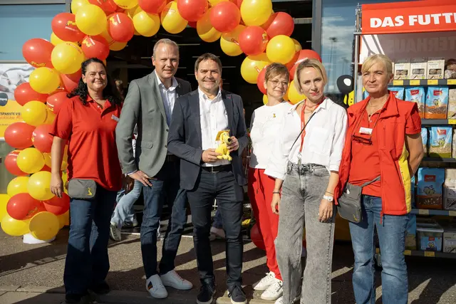 Bürgermeister von Zeltweger Bürgermeister Günter Reichold und Futterhaus-Österreich-Geschäftsführer Felix Goral mit Zeltweger Mitarbeiterinnen.