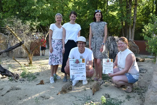 Zoologische Leiterin Barbara Forstner (rechts) dankt den Vertretern des Modehauses Kutsam für die Unterstützung der Erdmännchen. Die Erdmännchen zeigen großes Interesse für die Patenschaftsurkunden. V.li.: Edisa Rizvanovic, Elisabeth Behr-Kutsam, Johannes Behr-Kutsam, Gabriela Prühlinger, Barbara Forstner | Foto: Herbert Stoschek