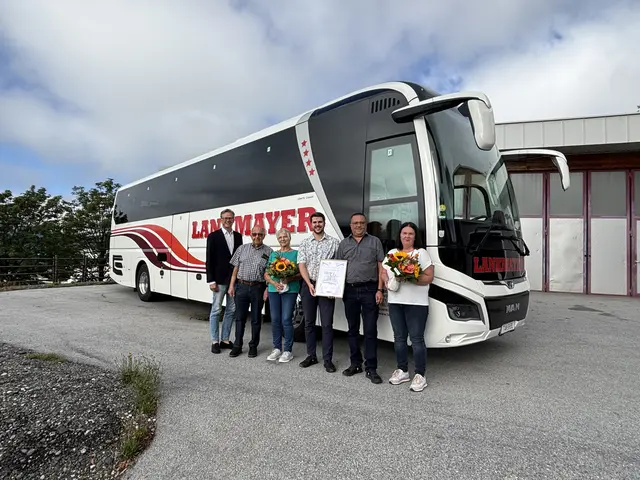 Die Lankmayer Reisen GmbH &amp; Co KG in Mariapfarr feiert heuer ihr 100-jähriges Bestehen und hat am 1. September 2026 eine Ehrenurkunde der Wirtschaftskammer Salzburg (WKS) überreicht bekommen. | Foto: Mag. Josef Lüftenegger 
