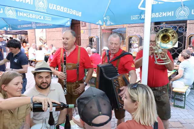 Wein, Genuss und gute Stimmung lockten zahlreiche Besucher und Besucherinnen zum „Vier-Viecher-Eck“. | Foto: Kendlbacher