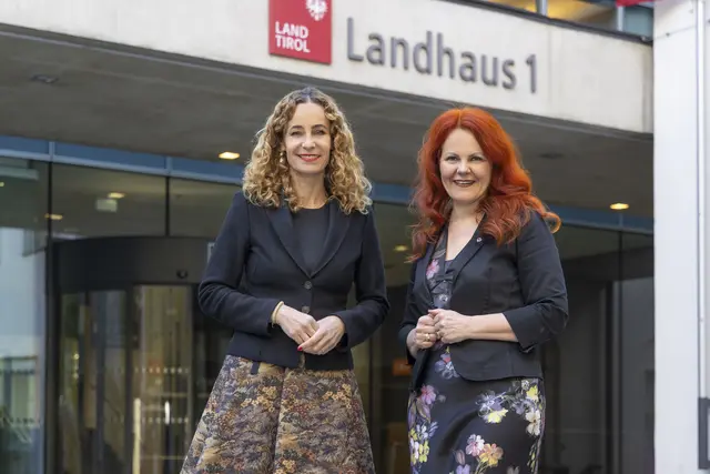 Anlässlich des „Yellow September“ setzen Frauenlandesrätin Eva Pawlata (l.) und Gesundheitslandesrätin Cornelia Hagele (r.) ein Zeichen für mehr Aufmerksamkeit für psychische Gesundheit und gegen die gesellschaftliche Isolation älterer Menschen. | Foto: Land Tirol/Die Fotografen