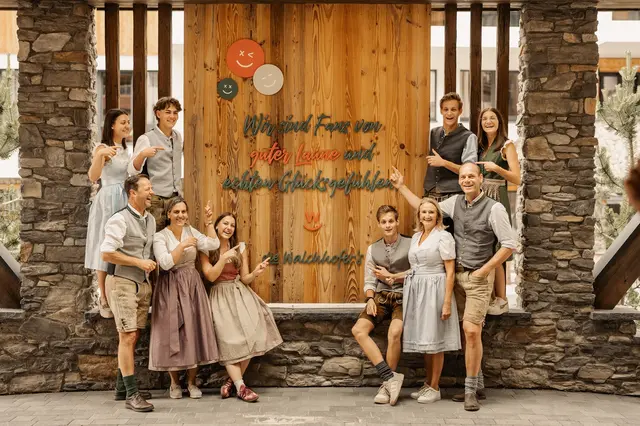 Familienunternehmen: Michael und Rupert Walchhofer mit Familie.  | Foto: miriam.making.memories