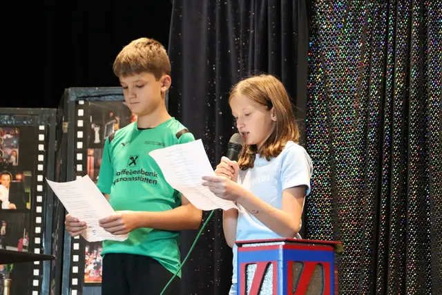 Fabian und Lea eröffneten die Zaubershow | Foto: Edith Ertl