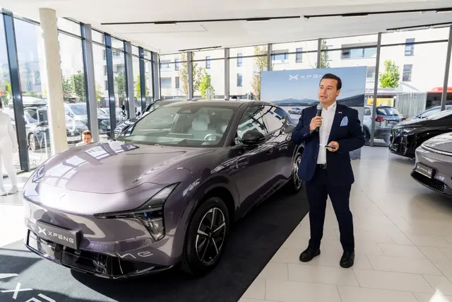 Mit dem neuen XPENG L03 präsentiert der Autopark Innsbruck ein vollelektrisches Kompaktmodell mit bis zu 445 Kilometern Reichweite, 245 PS und KI-Technologie. | Foto: Autopark/Markus Krapf